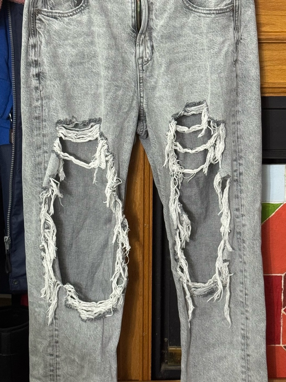 Women’s American Eagle Distressed Grey Ripped Jeans size 8 Short